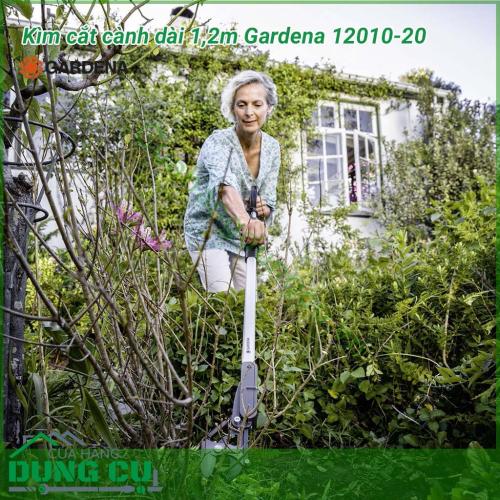 Dụng cụ cắt cành trên cao dài 1,2m Gardena 12010-20 được chế tạo để sử dụng ở những nơi có không gian nhỏ hẹp giúp cắt cành cây hoặc cắt tỉa bụi cây rậm rạp một cách dễ dàng.