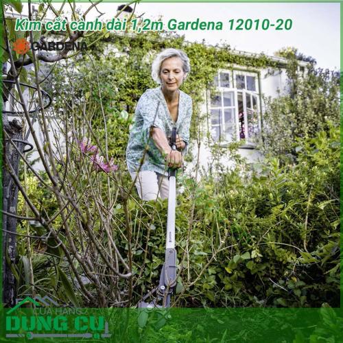 Dụng cụ cắt cành trên cao dài 1,2m Gardena 12010-20 được chế tạo để sử dụng ở những nơi có không gian nhỏ hẹp giúp cắt cành cây hoặc cắt tỉa bụi cây rậm rạp một cách dễ dàng. 