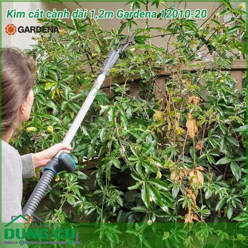 Dụng cụ cắt cành trên cao dài 1,2m Gardena 12010-20 được chế tạo để sử dụng ở những nơi có không gian nhỏ hẹp giúp cắt cành cây hoặc cắt tỉa bụi cây rậm rạp một cách dễ dàng.