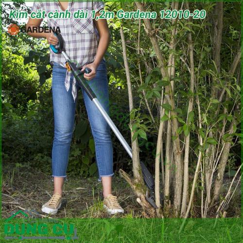 Dụng cụ cắt cành trên cao dài 1,2m Gardena 12010-20 được chế tạo để sử dụng ở những nơi có không gian nhỏ hẹp giúp cắt cành cây hoặc cắt tỉa bụi cây rậm rạp một cách dễ dàng.