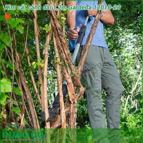 Dụng cụ cắt cành trên cao dài 1,2m Gardena 12010-20 được chế tạo để sử dụng ở những nơi có không gian nhỏ hẹp giúp cắt cành cây hoặc cắt tỉa bụi cây rậm rạp một cách dễ dàng.