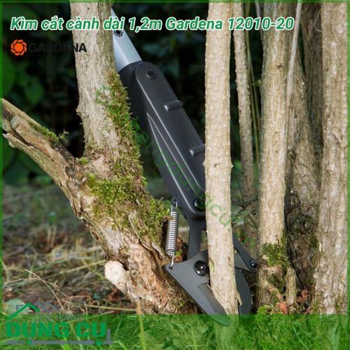 Dụng cụ cắt cành trên cao dài 1,2m Gardena 12010-20 được chế tạo để sử dụng ở những nơi có không gian nhỏ hẹp giúp cắt cành cây hoặc cắt tỉa bụi cây rậm rạp một cách dễ dàng.
