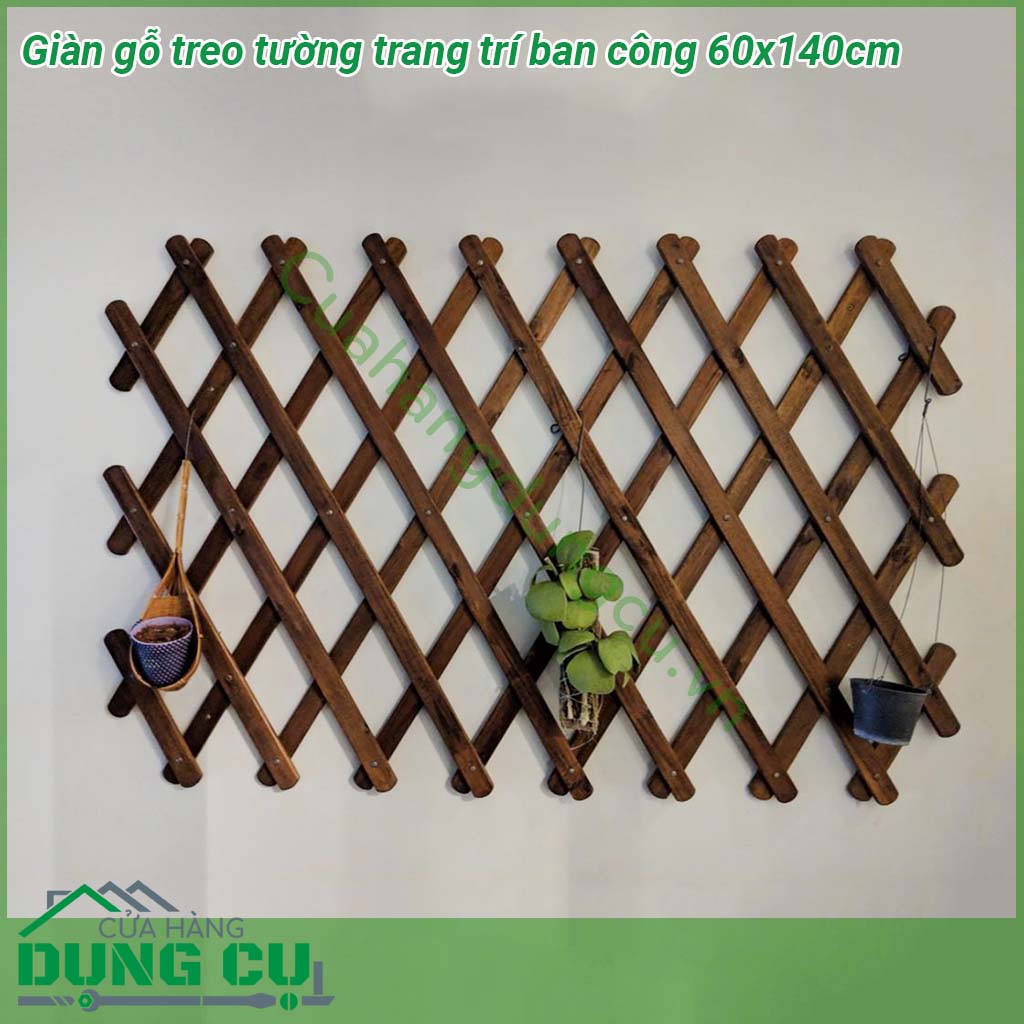 Giàn gỗ treo tường trang trí ban công 60x140cm được làm từ gỗ tự nhiên đã được xử lý chống mối mọt bề mặt được sơn phủ màu cánh gián hoặc nâu cà phê nên đảm bảo không ẩm mốc Khung có thể thu gọn và kéo dãn rộng phù hợp với diện tích ban công