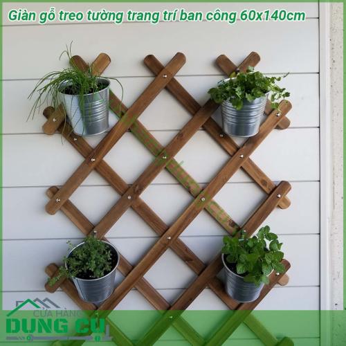Giàn gỗ treo tường trang trí ban công 60x140cm được làm từ gỗ tự nhiên đã được xử lý chống mối mọt bề mặt được sơn phủ màu cánh gián hoặc nâu cà phê nên đảm bảo không ẩm mốc Khung có thể thu gọn và kéo dãn rộng phù hợp với diện tích ban công