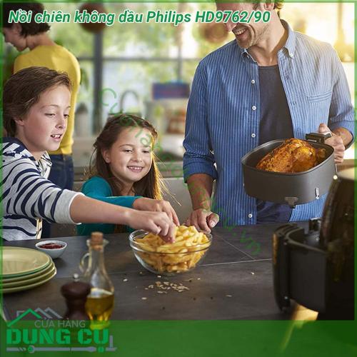 Nồi chiên không dầu Philips HD9762 90 thiết kế đặc biệt bởi Philips Hà Lan Với màn hình hiển thị kỹ thuật số và núm xoay giúp người sử dụng có thể dễ dàng thao tác sử dụng Khi sử dụng bạn có thể lựa chọn 5 chức năng chiên rán cùng thời gian chế biến khác nhau Dải nhiệt tự điều chỉnh từ 40 độ – 200 độ giúp các món ăn được chế biến thơm ngon hấp dẫn hơn